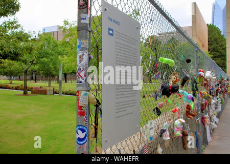 Die Gedenkstätte Zaun an der Oklahoma City National Memorial ist in einem Winkel mit einer der Zeit Tore und Stühlen im Hintergrund angezeigt. Stockfoto