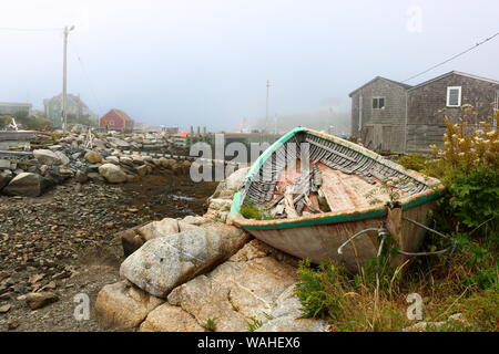 Zusammengebrochen fiberglass Boot in Peggy's Cove! Stockfoto