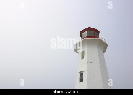 Peggy's Cove Leuchtturm auf einem grauen nebeligen Tag Stockfoto