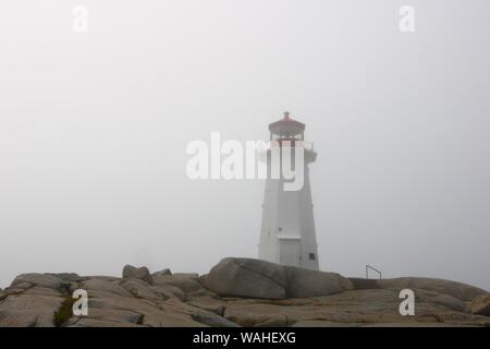 Peggy's Cove Leuchtturm auf einem grauen nebeligen Tag Stockfoto