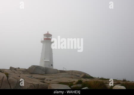 Peggy's Cove Leuchtturm auf einem grauen Nebeligen Tag! Stockfoto