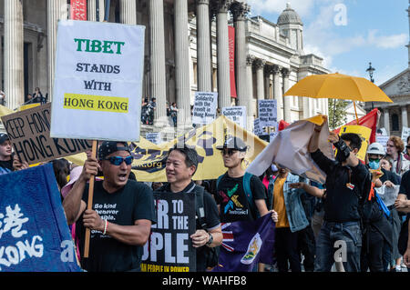 Die Demonstranten gehen in einer Linie an der britischen Solidarität mit Hong Kong Rallye. Stockfoto