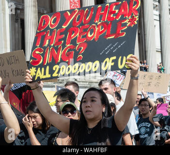 London, Großbritannien, 17. August 2019: Frau mit einem Banner zur Unterstützung von Hong Kong bei der britischen Solidarität mit Hong Kong Rallye. Stockfoto