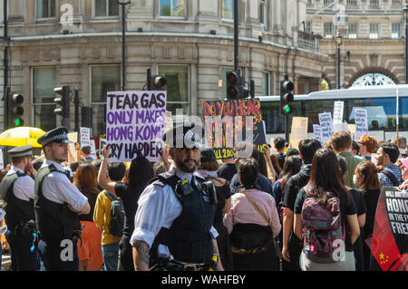 London, Großbritannien, 17. August 2019: Britische Polizisten suchen angespannt während der britischen Solidarität mit Hong Kong Rallye. Stockfoto