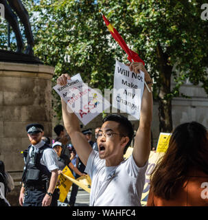 London, Großbritannien, 17. August 2019: Chinesischer Mann halten ein Banner gegen diejenigen, die Unterstützung der britischen Solidarität mit Hong Kong Rallye. Stockfoto