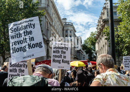 London, UK - August 17, 2019: Riesige Banner, dass Mitgliedstaaten Macht an das Volk. Mit Hongkong" bei der britischen Solidarität mit Hong Kong Rallye stehen. Stockfoto