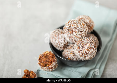 Energie Bissen für Raw vegan Diät, keine Backen Stockfoto