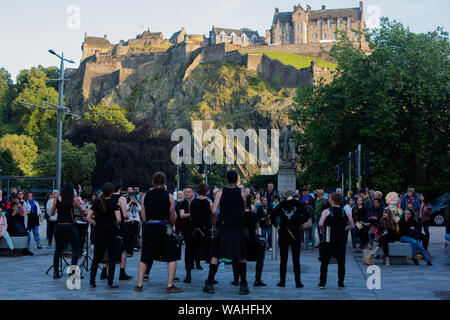 Edinburgh, Schottland, Großbritannien. 20. August 2019. Edinburgh International Festival und Fransen 2019. Trommler durchgeführt zu einem verpackten Masse, die mit dem Hintergrund der Abendsonne auf das Edinburgh Castle. Credit: Pauline Keightley/Alamy leben Nachrichten Stockfoto