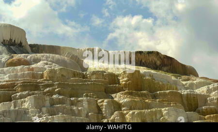 Low Angle Shot der Palette Quellen in Yellowstone Stockfoto