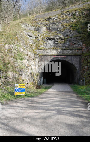 Der Eingang zum Grabsteintunnel auf dem Monsal Trail im Derbyshire Peak District, England, Großbritannien, unbenutzter Eisenbahntunnel Stockfoto