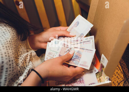 Russische Rubel in der Hand eines Lüfters. männliche Hand, die viele der Russischen Banknoten. Der Transfer von Geld. Die isolierten fünf Tausendstel der Russischen Stockfoto