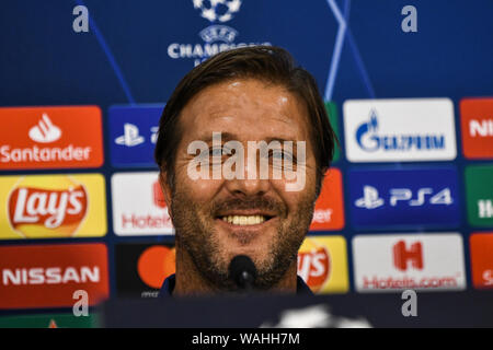 Athen, Griechenland. 20 Aug, 2019. Olympiakos ist Trainer Pedro Martins auf der Pressekonferenz im Karaiskaki Stadion in Piräus besucht, Olympiakos wird Gesicht Krasnodar in der UEFA Champions League Play-offs Hinspiel Match am 21. August 2019. Credit: SOPA Images Limited/Alamy leben Nachrichten Stockfoto