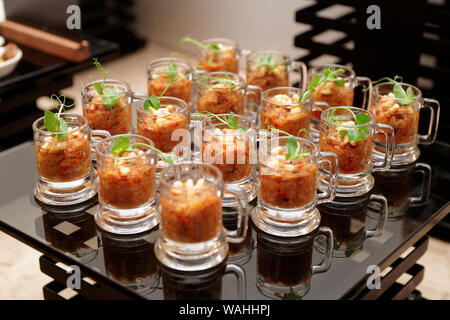 Aubergine Vorspeise in kleinen Gläsern auf Catering Restaurant Tabelle Stockfoto