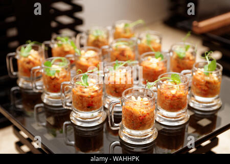 Aubergine Vorspeise in kleinen Gläsern auf Catering Tabelle Stockfoto