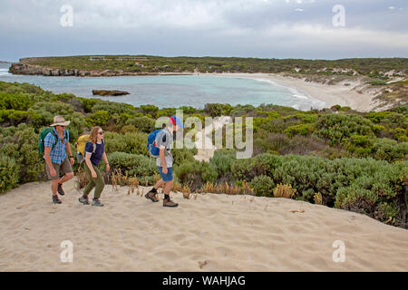 Wanderer auf den Sanddünen über Hanson Bay entlang der Kangaroo Island Wilderness Trail Stockfoto