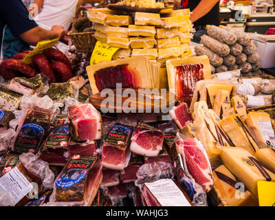 Frische Lebensmittel auf dem Wochenmarkt in Malcesine am Gardasee in Norditalien Stockfoto