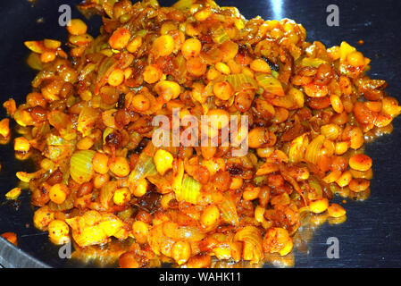 Rote Linsen indische Curry Dal in Schwarz Stockfoto