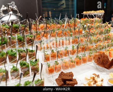 Fisch Tatar in kleinen Gläsern, Catering Veranstaltung, Bankett Essen Stockfoto