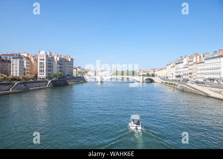 Boot nähert sich Pont Bonaparte Brücke der Saone Fluss in der Nähe des Quais de Saone Ufer und Fluss in der Innenstadt von Lyon im Sommer nach Stockfoto