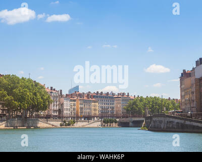 Panorama der Saone Fluss und die Quais de Saone Ufer und Fluss im Stadtzentrum von Lyon, mit einem Schwerpunkt auf den alten Fassaden der Pre Stockfoto