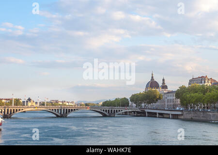 Pont Wilson Bridge in Lyon, Frankreich über ein Panorama der Ufer der Rhone (Quais de Rhone) mit den wichtigsten Sehenswürdigkeiten der Altstadt von Lyon in Bac Stockfoto