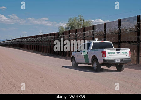 August 19, 2019, Lukeville, Arizona, USA: US Border Patrol entlang der Grenze Zaun in Lukeville, Arizona. Diese zwei Meile Teil des Zauns wird abgerissen Beginnend diese Woche und von 30 Fuß hoch Edelstahl Poller Wand ersetzt. 38,6 Meilen der vorhandenen Fahrzeug Barrieren, die entlang der Grenze zu Mexiko in den Cabeza Prieta National Wildlife Refugee und Organ Pipe Cactus Denkmal ausgeführt wird, durch eine Mauer ersetzt werden, aber die Arbeit wurde auf Oktober vertagt worden. Verschiedene Umweltschutzgruppen geklagt haben Bau und Materie zu stoppen, ist zurück, bevor ein Bundesrichter. Der Oberste Gerichtshof hat die Tru erlaubt Stockfoto