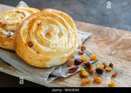 Frisch gebackene Brötchen mit Rosinen auf einer Leinwand Serviette. Stockfoto