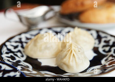 Knödel gefüllt mit Fleisch, nahöstliche Küche, Usbekisch Essen Stockfoto