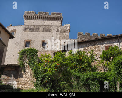 Ein Teil der beeindruckenden und hoher Stein Verteidigung Wand der Caetani Familie Schloss und alte mittelalterliche Häuser in Sermoneta, Italien. Reisen, Tourismus Konzepte.
