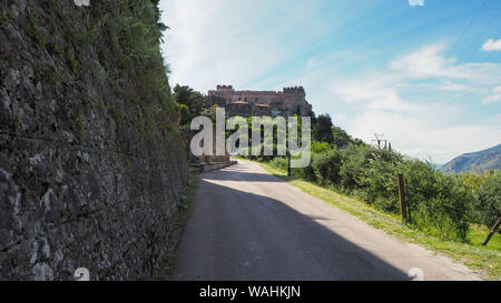 Sermoneta ist ein von Mauern umgebenen alten Stadt, durch die caetani Familie erbaut auf den Ausläufern der monti Lepini oder Lepini Berge. Italien, Region Latium, Latina Stockfoto