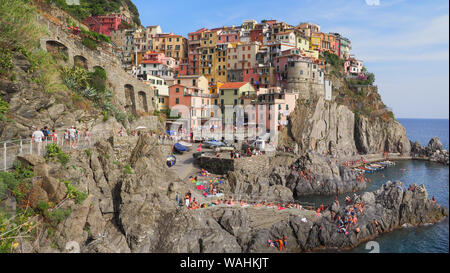 Italienische Nationalpark Parco Nazionale delle Cinque Terre, Ligurien, Italien. Erstaunliche Küste von Manarola mit bunten Häusern auf einem steilen Felsen. Stockfoto