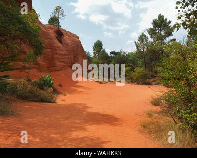 Provence Colorado. Spaziergänge in seltsame Wüste Landschaft mit gelben rote Felsformationen im ehemaligen Ocker-Bergbau Steinbrüche. Niort, Frankreich. Bunte Tal. Stockfoto