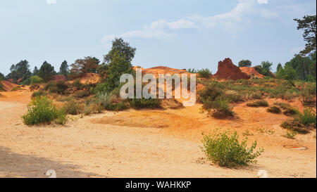 Provence Colorado. Spaziergänge in seltsame Wüste Landschaft mit gelben rote Felsformationen im ehemaligen Ocker-Bergbau Steinbrüche. Niort, Frankreich. Bunte Tal. Stockfoto