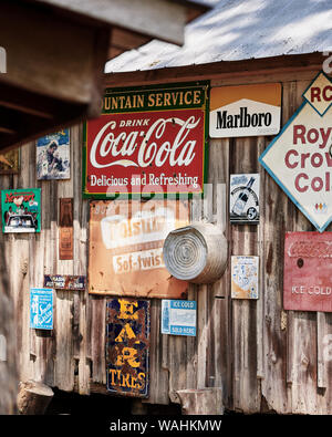 Alte Kabine Außenwand mit antiken Zeichen in ländlichen Alabama, USA hängen. Stockfoto