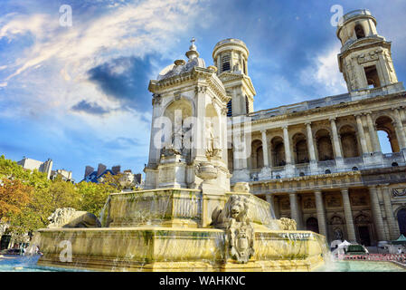 Brunnen vor der Kirche von Saint-Sulpice. Paris. Frankreich Stockfoto