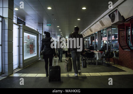 Belgrad, SERBIEN - November 23, 2014: Passagiere hetzen mit ihren suicases in der Lobby des Belgrader Busbahnhof der Busbahnhof der Stockfoto