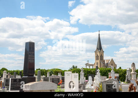 SUBOTICA, Serbien - Juli 1, 2018: Die katholische Friedhof von Subotica, Serbien, an der ungarischen Grenze, mit seinen wichtigsten Kirche, Gräber und Grüfte gesehen werden kann Stockfoto