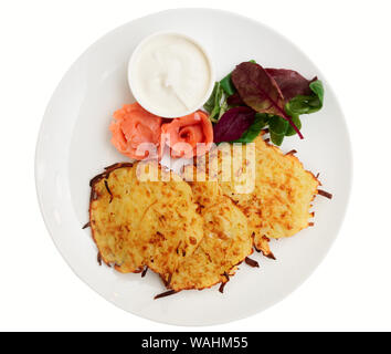 Reibekuchen mit Lachs filet und cremige Soße auf weißem Hintergrund Stockfoto