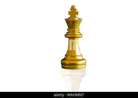 Close up Stück Schach König auf isolierten weißen Hintergrund mit Freistellungspfaden. Der König in der Schlacht schach spiel stand am Schachbrett. Di Schnitt mit Pfad simp Stockfoto