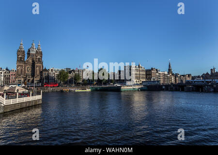 Eine Ansicht der Prins Hendrikkade und der Basilika des Heiligen Nikolaus (Basiliek van de Heilige Nicolaas), Amsterdam Stockfoto