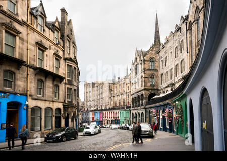 Gebogene Double Decker Victoria Straße voller Geschäfte, Bars und Restaurants ist ein beliebter Besuchermagnet in der Alten Stadt, Edinburgh, Schottland, Großbritannien Stockfoto