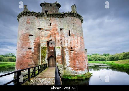 Caerlaverock Castle Vorderansicht des Wasserschloss dreieckigen Burg im 13. Jahrhundert im südlichen Schottland errichtet, und im 17 verlassene c Stockfoto