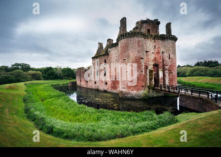 Vorderansicht des Wasserschloss dreieckige Caerlaverock Castle in Schottland, Dumfries, Großbritannien Stockfoto