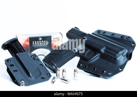 Smith und Wesson 9mm in der Bravo verschweigen Holster mit Extra Magazin und föderalen Hydra-Shok Munition Stockfoto