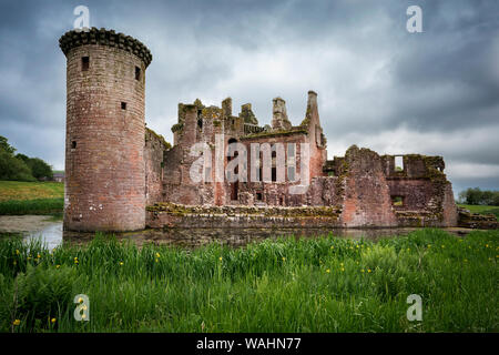 Rückansicht des Wasserschloss dreieckige Caerlaverock Castle in Schottland. Rückwand wurde in der letzten Schlacht mit Bündnispartner Armee im Jahre 1640 zerstört, so dass die C Stockfoto