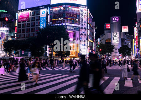 TOKYO, Japan - 20. August 2019: Shibuya jagt Überfahrt in der Nacht. Bewegungsunschärfe. Selektive konzentrieren. Stockfoto