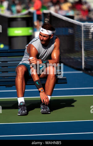 20. August 2019, Flushing Meadows, New York - Rafael Nadal aus Spanien nimmt eine Pause während einer Übung an der National Tennis Center in Flushing Meadows, New York in Vorbereitung auf die US Open, die am kommenden Montag beginnt. Stockfoto