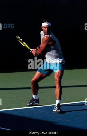 20. August 2019, Flushing Meadows, New York - Rafael Nadal aus Spanien üben an der National Tennis Center in Flushing Meadows, New York in Vorbereitung auf die US Open, die am kommenden Montag beginnt. Stockfoto