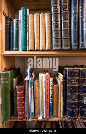 Auswahl von zweiter Hand gebrauchte Bücher von Robert Burns, Schottlands Nationaldichter, Wigtown, Schottland, UK verfasst Stockfoto