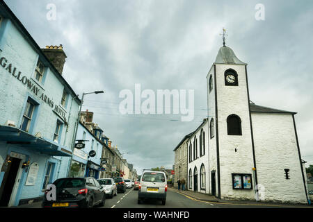 Hauptstraße in Newton Stewart, einer kleinen Stadt im südlichen Schottland Schmal Stockfoto